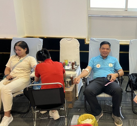 Ông Viên Tuấn Thanh - Phó Chủ tịch Thường trực Hội Doanh nhân trẻ thành phố Cần Thơ cũng đã trực tiếp tham gia hiến máu. Ảnh: Đ.H Ông Viên Tuấn Thanh - phó chủ tịch thường trực Hội Doanh nhân trẻ thành phố Cần Thơ cũng đã trực tiếp tham gia hiến máu - Ảnh: Đ.H.