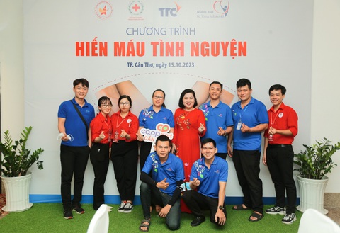 Bà Huỳnh Thanh Thảo, Chủ tịch Hội Chữ thập đỏ thành phố Cần Thơ, Phó Trưởng ban Thường trực Ban chỉ đạo Vận động Hiến máu tình nguyện đánh giá cao sự sâu sát và nhiệt huyết của Hội Doanh nhân trẻ Việt Nam nói chung cũng như Hội Doanh nhân trẻ thành phố Cần Thơ và Tập đoàn TTC nói riêng. Ảnh: Đ.H Bà Huỳnh Thanh Thảo - chủ tịch Hội Chữ thập đỏ thành phố Cần Thơ, phó trưởng ban thường trực Ban chỉ đạo Vận động hiến máu tình nguyện - đánh giá cao sự sâu sát và nhiệt huyết của Hội Doanh nhân trẻ Việt Nam nói chung cũng như Hội Doanh nhân trẻ thành phố Cần Thơ và Tập đoàn TTC nói riêng - Ảnh: Đ.H.