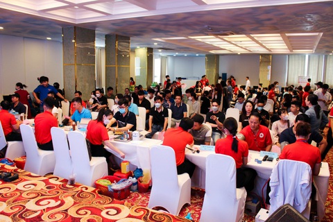 Gần 300 tình nguyện viên đăng ký tham gia hiến máu là cán bộ nhân viên của các doanh nghiệp là thành viên của Hội Doanh nhân trẻ; Hội viên, tình nguyện viên Hội Chữ thập đỏ, các bạn đoàn viên thanh niên tại quận Ninh Kiều, Bình Thủy và Cái Răng, người dân địa phương,... Ảnh: Đ.H Gần 300 tình nguyện viên đăng ký tham gia hiến máu là cán bộ nhân viên của các doanh nghiệp là thành viên của Hội Doanh nhân trẻ; Hội viên, tình nguyện viên Hội Chữ thập đỏ, các bạn đoàn viên thanh niên tại quận Ninh Kiều, Bình Thủy và Cái Răng, người dân địa phương,... Ảnh: Đ.H.
