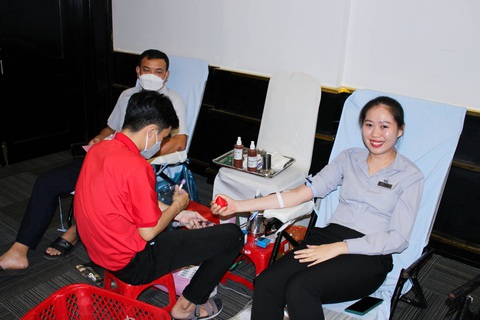 Cán bộ nhân viên của Khách sạn TTC Cần Thơ sau khi hoàn thành nhiệm vụ của mình đã tham gia hiến máu với mong muốn được làm điều ý nghĩa đối với xã hội. Ảnh: Đ.H Cán bộ nhân viên của Khách sạn TTC Cần Thơ sau khi hoàn thành nhiệm vụ của mình đã tham gia hiến máu với mong muốn được làm điều ý nghĩa đối với xã hội - Ảnh: Đ.H.