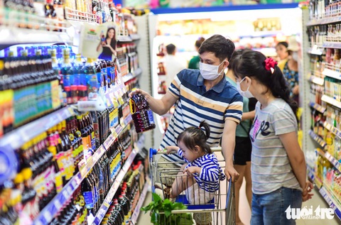 Tiếp tục đề xuất giảm 2% thuế VAT trong 6 tháng cuối năm- Ảnh 1. Việc giảm thuế VAT giúp thúc đẩy tiêu dùng hàng hóa và phục hồi kinh tế - Ảnh: Q.ĐỊNH