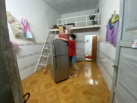 Sinh viên choáng váng vì hai năm Đà Nẵng liên tiếp chìm trong lũ - Ảnh 4. Phòng trọ của hai sinh viên Đại học Duy Tân Đà Nẵng bị nước vào trong lúc đi làm thêm khiến đồ đạc hư hại hoàn toàn.
