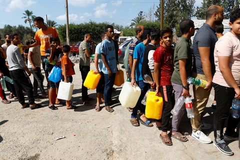 Dòng người xếp hàng chờ nhận xăng ở Khan Yunis, phía nam Gaza, ngày 15-10 - Ảnh: REUTERS Dòng người xếp hàng chờ nhận xăng ở Khan Yunis, phía nam Gaza, ngày 15-10 - Ảnh: REUTERS