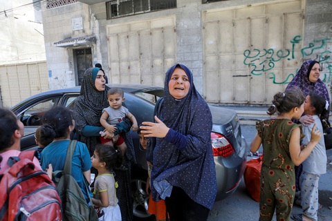 Một gia đình đưa nhau đi di tản ở Thành phố Gaza ngày 15-10 - Ảnh: REUTERS Một gia đình đưa nhau di tản ở thành phố Gaza ngày 15-10 - Ảnh: REUTERS