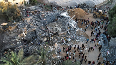 Tàn tích một ngôi nhà của người Palestine bị phá hủy trong các cuộc tấn công của Israel ở trung tâm Dải Gaza ngày 15-10 - Ảnh: REUTERS Tàn tích một ngôi nhà của người Palestine bị phá hủy trong các cuộc tấn công của Israel ở trung tâm Dải Gaza ngày 15-10 - Ảnh: REUTERS