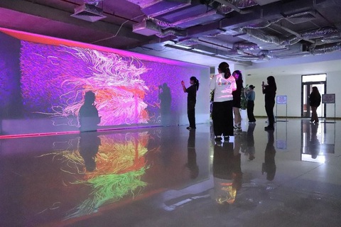 Đại học Kinh tế TP.HCM tổ chức ArtTech Fusion 2023 - Ảnh 4. Sinh viên tham gia các hoạt động trải nghiệm công nghệ