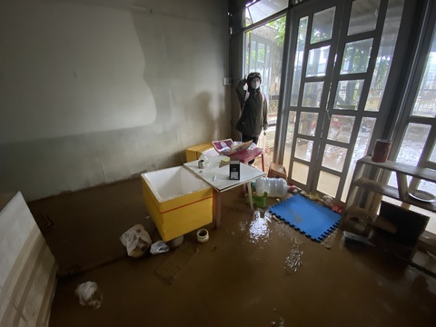 Sinh viên choáng váng vì hai năm Đà Nẵng liên tiếp chìm trong lũ - Ảnh 1. Chỗ ở của một sinh viên Đại học Sư phạm Đà Nẵng bê bết bùn non sau lũ.