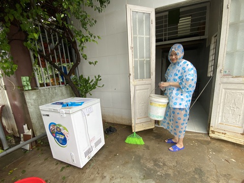 Sinh viên choáng váng vì hai năm Đà Nẵng liên tiếp chìm trong lũ - Ảnh 5. Sau nhiều ngày về quê, Phương trở lại phòng trọ và thấy tất cả đồ đạc đã ngâm trong nước lũ.