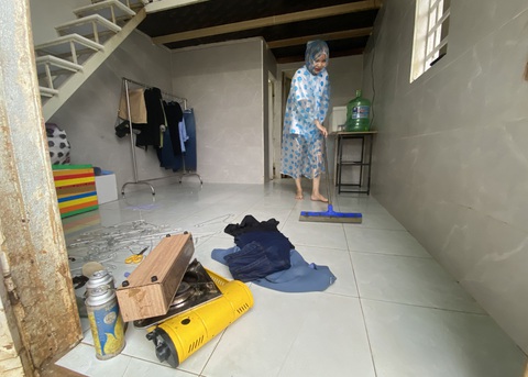 Sinh viên choáng váng vì hai năm Đà Nẵng liên tiếp chìm trong lũ - Ảnh 6. Phương dọn dẹp phòng trọ sau lũ