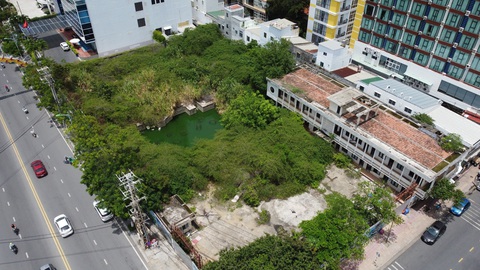 Chi ngân sách tiền tỉ để giữ 'đất vàng' bỏ hoang ở Nha Trang - Ảnh 1. Nhiều khu 'đất vàng' ở Nha Trang vẫn bị bỏ hoang, mỗi năm Nhà nước chi tiền tỉ để quản lý - Ảnh 1.