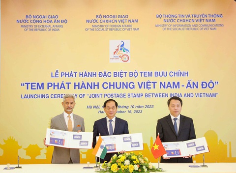 Việt Nam, Ấn Độ tăng cường hợp tác công nghệ - thông tin, sớm ký kết Đối tác số - Ảnh 3. Bộ trưởng Ngoại giao Việt Nam và Ấn Độ dự lễ phát hành bộ tem chung kỷ niệm 50 năm quan hệ hai nước - Ảnh: Bộ Ngoại giao cung cấp