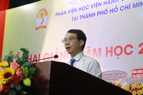 Phân viện Học viện Hành chính Quốc gia tại TP.HCM khuyến khích người học trau dồi văn hóa công vụ - Ảnh 1. PGS.TS Lương Thanh Cường - phó giám đốc Học viện Hành chính quốc gia - phát biểu tại lễ khai giảng - Ảnh: GIA HÂN