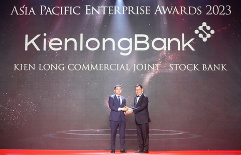 Ông Đỗ Văn Bắc - Phó Tổng Giám đốc, đại diện KienlongBank nhận giải thưởng "Doanh nghiệp tăng trưởng nhanh" Châu Á - Thái Bình Dương Ông Đỗ Văn Bắc - Phó Tổng Giám đốc, đại diện KienlongBank nhận giải thưởng "Doanh nghiệp tăng trưởng nhanh" Châu Á - Thái Bình Dương