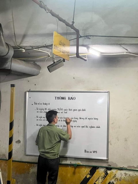 Ảnh vui 16-10: Che không thiếu góc nào vì sợ bạn nhìn trộm bài - Ảnh 2. Chú bảo vệ khu tôi ở