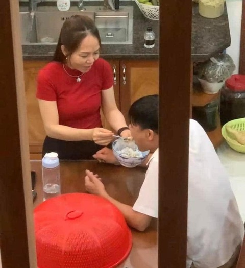 Ảnh vui 16-10: Che không thiếu góc nào vì sợ bạn nhìn trộm bài - Ảnh 6. Ngày bố tôi vui nhất là ngày lãnh lương