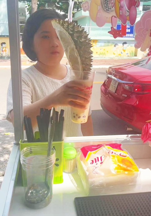 Ảnh vui 16-10: Che không thiếu góc nào vì sợ bạn nhìn trộm bài - Ảnh 5. Ly trà sữa sầu riêng "đúng điệu"
