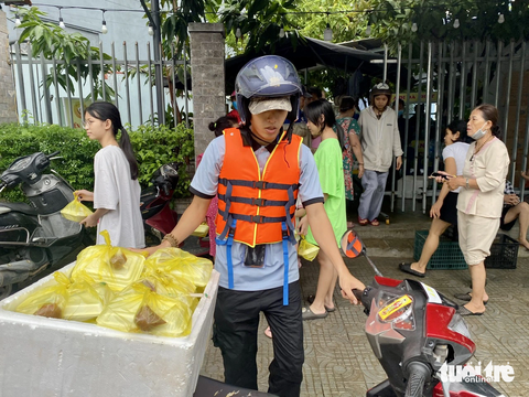 Ấm lòng bữa cơm nóng trong vùng 'rốn' ngập Đà Nẵng - Ảnh 3. Cơm nóng liên tục tiếp sức cho bà con dọn lụt trong vùng ngập quận Liên Chiểu, Đà Nẵng - Ảnh: TRƯỜNG TRUNG