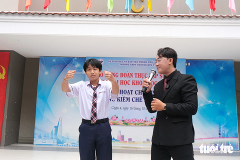 Học sinh hào hứng tập kỹ năng 'kiềm chế sự tức giận'- Ảnh 5. Việc bứt và buộc lại cộng dây thun cũng giúp học sinh hình dung về hậu quả của sự tức giận - Ảnh: NGỌC PHƯỢNG