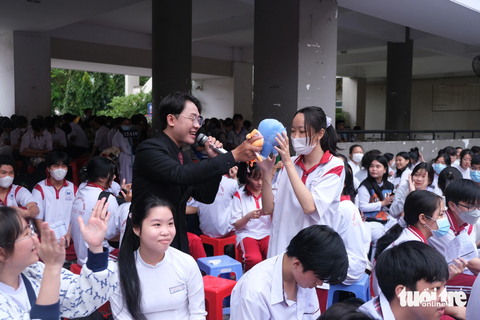 Học sinh hào hứng tập kỹ năng 'kiềm chế sự tức giận'- Ảnh 6. Các em được nhận quà khi tham gia sinh hoạt chuyên đề sáng 16-10 - Ảnh: NGỌC PHƯỢNG