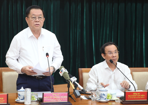 Trưởng Ban Tuyên giáo Trung ương: TP.HCM cần có những chính sách đột phá về văn hóa - Ảnh 1. Trưởng Ban Tuyên giáo Trung ương Nguyễn Trọng Nghĩa (trái) phát biểu tại hội nghị - Ảnh: TIẾN LONG