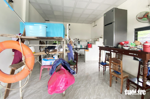 Ngập lũ nhiều nơi, dân dọn đồ đạc, hối hả dắt trâu 'chạy' lũ - Ảnh 5. Người dân kê đồ đạc lên cao tránh lũ - Ảnh: LÊ TRUNG