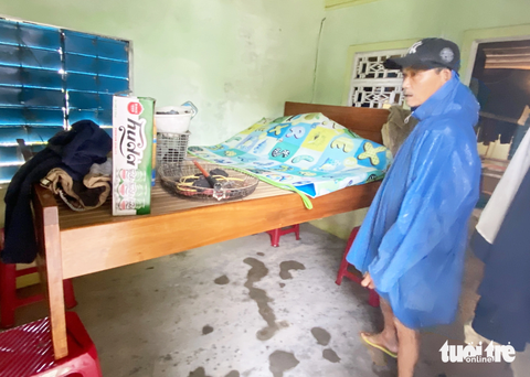 Ngập lũ nhiều nơi, dân dọn đồ đạc, hối hả dắt trâu 'chạy' lũ - Ảnh 6. Cả đêm qua người nhà ông Sử ngủ trên chiếc giường được kê trên 4 cái ghế vì nước lũ tràn vào nhà đột ngột - Ảnh: LÊ TRUNG