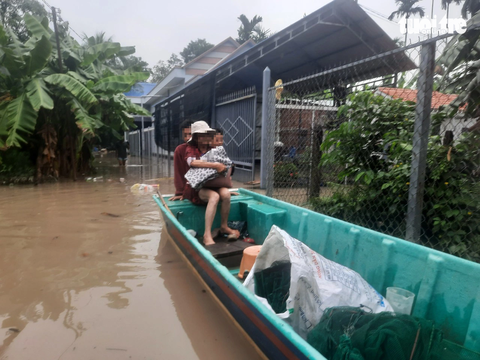 Một cụ bà tại TP Thuận An được người thân di tản bằng thuyền sáng 16-10 do nhà bị ngập sâu - Ảnh: T.D. Một cụ bà tại TP Thuận An được người thân di tản bằng xuồng sáng 16-10 do nhà bị ngập sâu - Ảnh: T.D.
