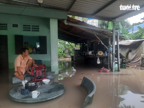 Người dân thẫn thờ khi nhà cửa bị ngập - Ảnh: T.D. Người dân thẫn thờ khi nhà cửa bị ngập nước - Ảnh: T.D.