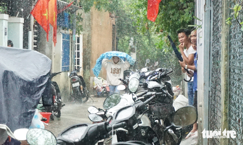 Bì bõm vào cắm chốt ‘rốn’ ngập lụt của Đà Nẵng để cứu chữa xe miễn phí giúp dân - Ảnh 6. Hàng dài xe chờ đến lượt được sửa - Ảnh: ĐOÀN CƯỜNG