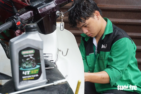 Bì bõm vào cắm chốt ‘rốn’ ngập lụt của Đà Nẵng để cứu chữa xe miễn phí giúp dân - Ảnh 7. Các bạn sinh viên được trang bị dụng cụ, dầu nhớt... để giúp người dân - Ảnh: ĐOÀN CƯỜNG