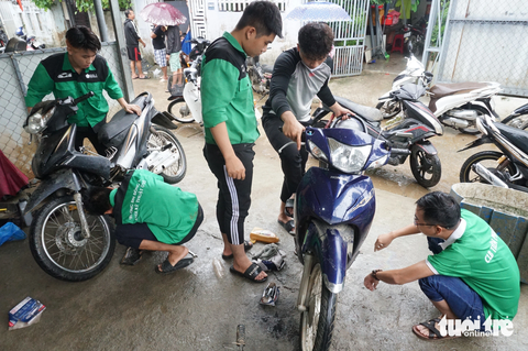 Bì bõm vào cắm chốt ‘rốn’ ngập lụt của Đà Nẵng để cứu chữa xe miễn phí giúp dân - Ảnh 8. Hoạt động sửa xe miễn phí sẽ kéo dài tới 20-10 hoặc hơn nữa, tùy vào tình hình thực tế - Ảnh: ĐOÀN CƯỜNG