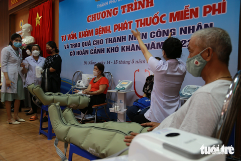 Đà Nẵng sẽ hỗ trợ gói vay 50 tỉ động cho công nhân, lao động khó khăn - Ảnh 2. Lực lượng y bác sĩ TP Đà Nẵng tình nguyện khám chữa bệnh cho công nhân, lao động khó khăn - Ảnh: ĐOÀN NHẠN