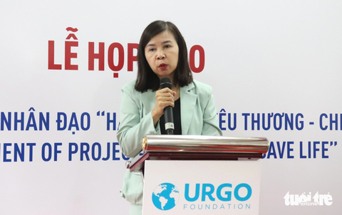 Máu điều trị cả nước chỉ đáp ứng 54% nhu cầu - Ảnh 1. Bà Trần Thị Thắm - giám đốc Trung tâm Hiến máu nhân đạo TP.HCM - kêu gọi người dân đủ điều kiện (từ đủ 18 tuổi đến 60 tuổi, nặng từ 45kg, khỏe mạnh) tham gia hiến máu - Ảnh: XUÂN MAI