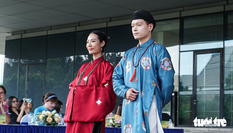 Nhiều mẫu áo dài từ truyền thống đến hiện tại đã được trình diễn tại họp báo Lễ hội áo dài du lịch Hà Nội - Ảnh: NGUYỄN HIỀN Nhiều mẫu áo dài từ truyền thống đến hiện tại đã được trình diễn tại họp báo Lễ hội áo dài du lịch Hà Nội - Ảnh: NGUYỄN HIỀN