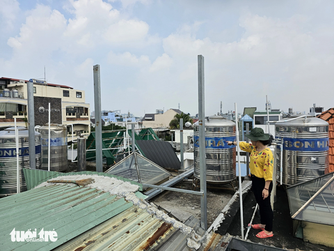 Trình báo hàng xóm xây “lụi” lên phường thì bị buộc tháo dỡ luôn nhà mình - Ảnh 1. Phần công trình xây 'lụi' trên sân thượng nhà hàng xóm của bà Hồ Thị Sáu mới tháo dỡ một phần, vẫn còn các khung sắt - Ảnh: ÁI NHÂN
