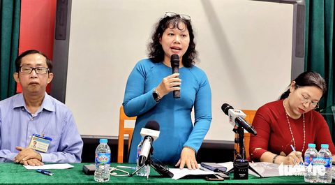Bà Hồ Thị Ngọc Sương (giữa), hiệu trưởng Trường THCS Đồng Khởi, (quận 1, TP.HCM) trả lời báo chí trong buổi họp báo chiều 16-10 tại TP.HCM - Ảnh: MI LY Bà Hồ Thị Ngọc Sương (giữa) - hiệu trưởng Trường THCS Đồng Khởi, (quận 1, TP.HCM) - trả lời báo chí trong buổi họp báo chiều 16-10 tại TP.HCM - Ảnh: MI LY
