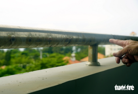 Chung cư tái định cư gần 600 tỉ đồng bỏ không gần hai năm ở Vũng Tàu - Ảnh 2. Gần như tất cả lan can ban công của chung cư Thắng Tam hoen gỉ vì không có người ở, người quản lý, vận hành - Ảnh: ĐÔNG HÀ