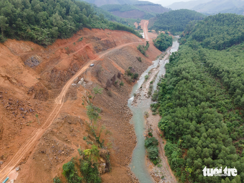 Bãi thải dự án mở đường sạt lở vào nhà dân, tràn xuống sông Bến Hải - Ảnh 3. Nhiều vị trí, đất đá tràn xuống sông Bến Hải dài hàng trăm mét - Ảnh: HOÀNG TÁO