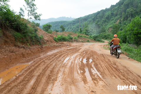 Bãi thải dự án mở đường sạt lở vào nhà dân, tràn xuống sông Bến Hải - Ảnh 8. Đường giao thông liên thôn bị bùn đất tràn xuống lầy lội - Ảnh: HOÀNG TÁO