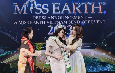 Bà Lorraine Schuck - phó chủ tịch Miss Earth và chủ tịch Miss Earth Vietnam Trương Ngọc Ánh trao sash cho tân Miss Earth Vietnam 2023 Đỗ Thị Lan Anh thi Miss Earth 2023 - Ảnh: BTC Bà Lorraine Schuck - phó chủ tịch Miss Earth (trái) - và chủ tịch Miss Earth Vietnam Trương Ngọc Ánh trao sash cho tân Miss Earth Vietnam 2023 Đỗ Thị Lan Anh thi Miss Earth 2023 - Ảnh: BTC