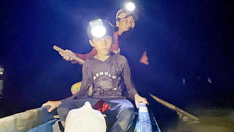 Ba khía, con sình lầy đi bán chợ xa - Kỳ 2: Săn ba khía giữa rừng khuya - Ảnh 1. Hai mẹ con Bi đi vỏ lãi vào rừng, bắt ba khía - Ảnh: DIỆU QUÍ