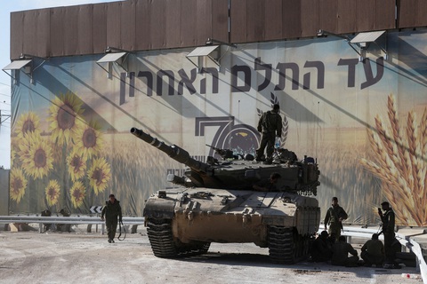 Đức cảnh báo Iran không 'đổ dầu vào lửa', sợ xung đột Israel - Hamas lan rộng - Ảnh 1. Binh sĩ Israel tập trung quanh xe tăng gần khu vực biên giới của Israel với Dải Gaza hôm 15-10 - Ảnh: REUTERS