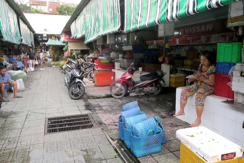 Chợ Bến Thành sẽ được cải tạo ra sao? - Ảnh 1. Hệ thống thoát nước ở chợ Bến Thành đã xuống cấp - Ảnh: T.T.D.