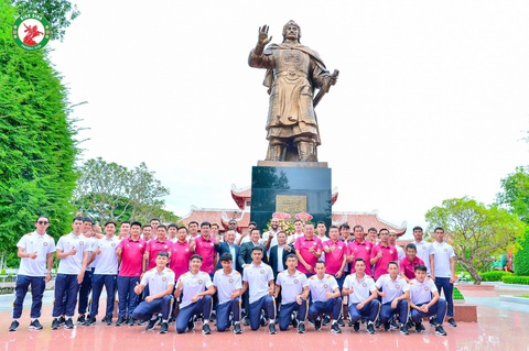 CLB Quy Nhơn Bình Định với nhiều thách thức ở mùa giải 2023-2024 - Ảnh 2. Ban lãnh đạo và CLB Quy Nhơn Bình Định dâng hương tại Bảo tàng Quang Trung - Ảnh: Quy Nhơn Bình Định FC
