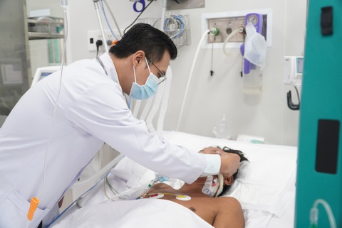 Bệnh nhân nghi ngộ độc sau khi uống sữa điều trị tại Bệnh viện Chợ Rẫy tỉnh táo, hồi phục tốt - Ảnh 1. Các bác sĩ Bệnh viện Chợ Rẫy tích cực điều trị cho bệnh nhân T. nghi ngộ độc sau khi uống sữa - Ảnh: Bệnh viện cung cấp