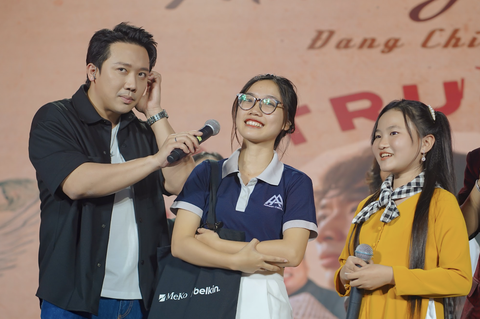 Diễn viên Trấn Thành và diễn viên Bảo Ngọc của Đất rừng phương Nam giao lưu với khán giả hôm 15-10 - Ảnh: ĐPCC Diễn viên Trấn Thành và diễn viên Bảo Ngọc của Đất rừng phương Nam giao lưu với khán giả hôm 15-10 - Ảnh: ĐPCC