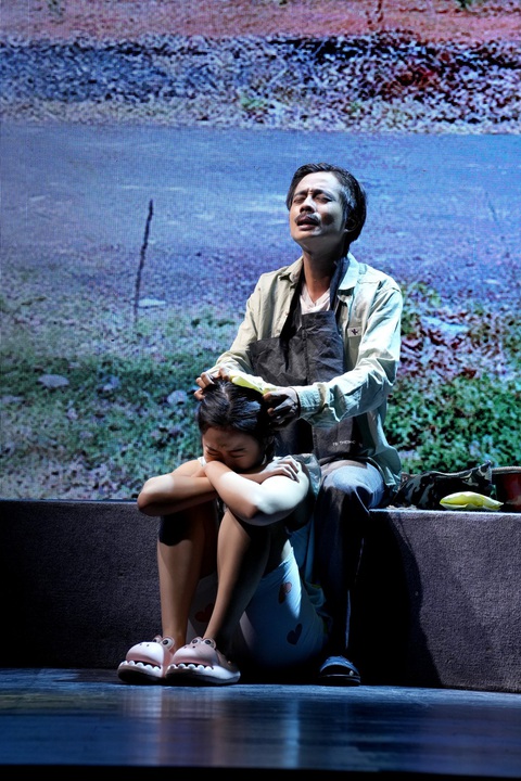 Tuấn Dũng ấn tượng với hóa thân người hát rong mù mơ ‘đời như ý’ - Ảnh 5. Tuấn Dũng thể hiện tốt những phân đoạn lấy nước mắt người xem