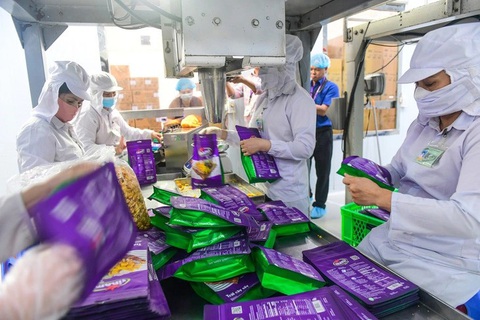 Đề xuất giảm thuế VAT 2% trong nửa đầu năm sau - Ảnh 1. Bộ Tài chính đề xuất giảm thuế VAT 2% trong 6 tháng đầu năm 2024 đối với một số nhóm hàng hóa, dịch vụ - Ảnh: QUANG ĐỊNH