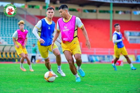CLB Quy Nhơn Bình Định với nhiều thách thức ở mùa giải 2023-2024 - Ảnh 1. Hà Đức Chinh (phải) trên sân tập của CLB Quy Nhơn Bình Định - Ảnh: Quy Nhơn Bình Định FC