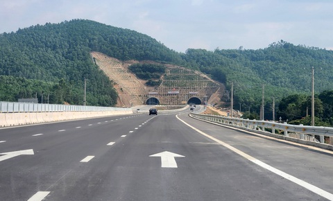 Tạm dừng khai thác 10 km đường cao tốc đoạn Thanh Hóa - Nghệ An - Ảnh 1. Khu vực phía bắc hầm Trường Vinh là nơi diễn ra lễ khánh thành đoạn cao tốc: quốc lộ 45 - Nghi Sơn và đoạn Nghi Sơn - Diễn Châu vào sáng 18-10 - Ảnh: TUẤN PHÙNG